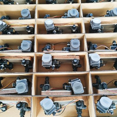Nước nóng Khí treo tường Lò hơi Vỏ trắng Thành phần trên cùng Bộ trao đổi nhiệt bằng đồng Chức năng kép